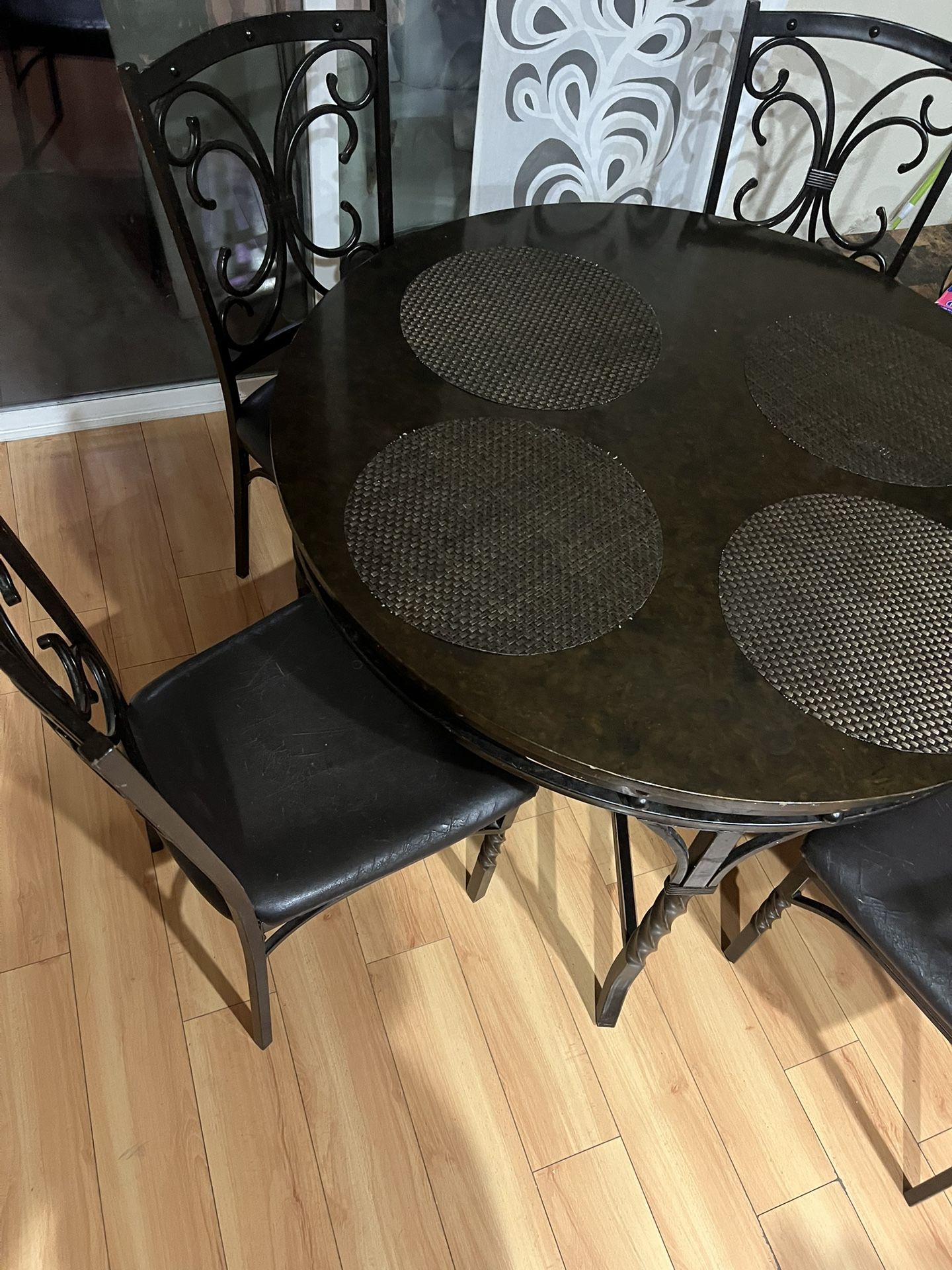 Round Kitchen Table With Chairs