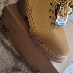 Women create for daily life ankle boots