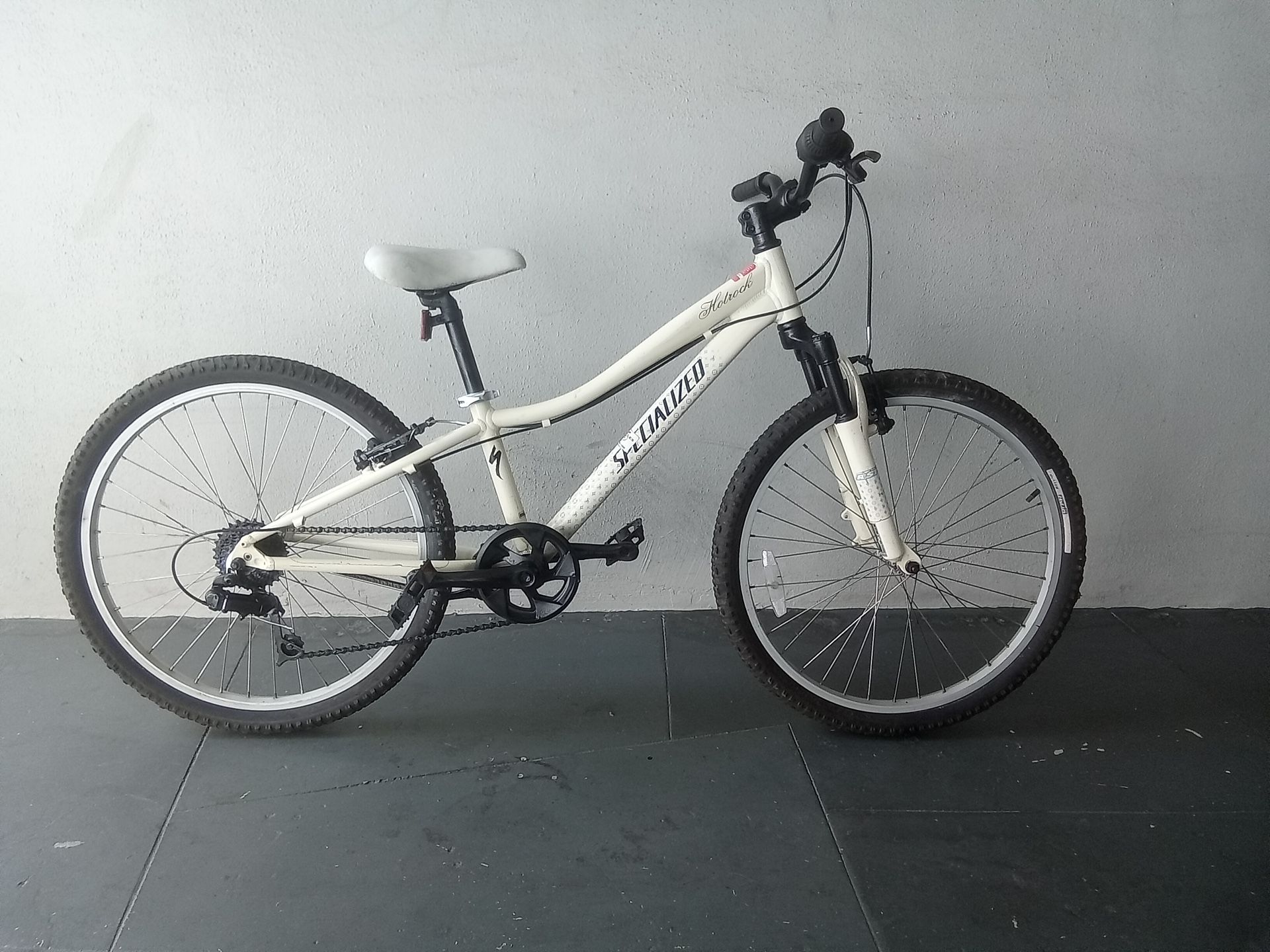 BICYCLE SPECIALIZED 7 SPEED SIZE 24 BRAND NEW