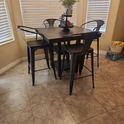 Dinning Table w Bar stools