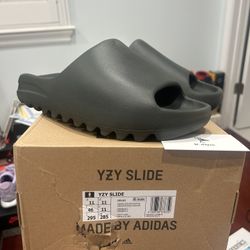 Yeezy Slide Dark Onyx Size 11