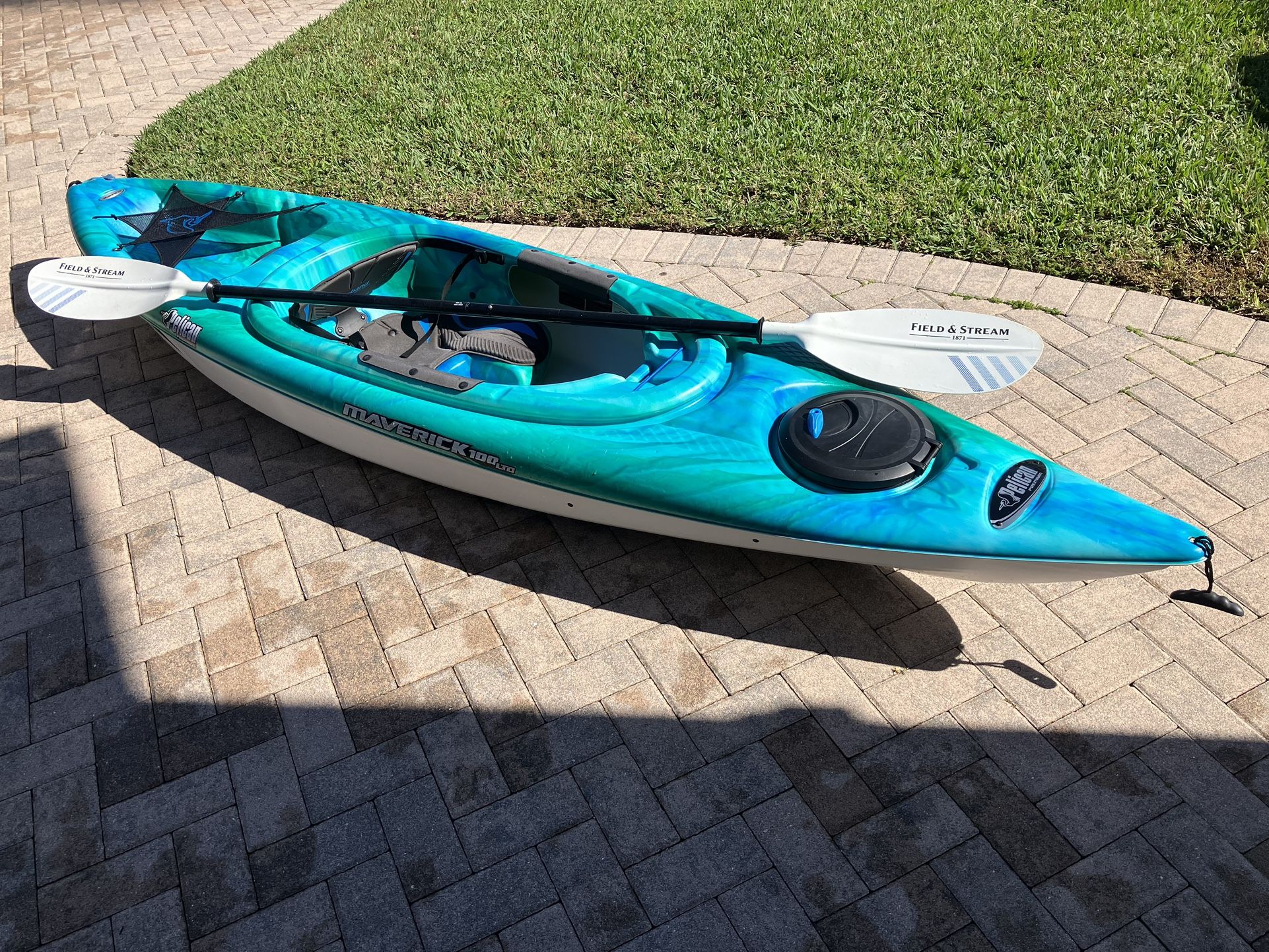 Pelican Maverick 100X Kayak + Field n Stream Paddle for Sale in Cape
