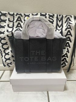 AUTHENTIC/ NEW MARC JACOBS SMALL BLACK LEATHER TOTE 