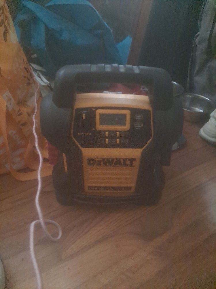 DEWALT 1600 Peak Amp Jump Starter w/ Digital Air Compressor & USB Power Bank
