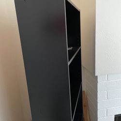 1 Lightweight Bookshelf 