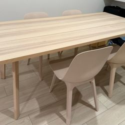 Selling a modern IKEA dining set including 1 table + 4 chairs