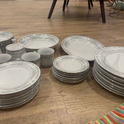 Elegante Dinnerware Set