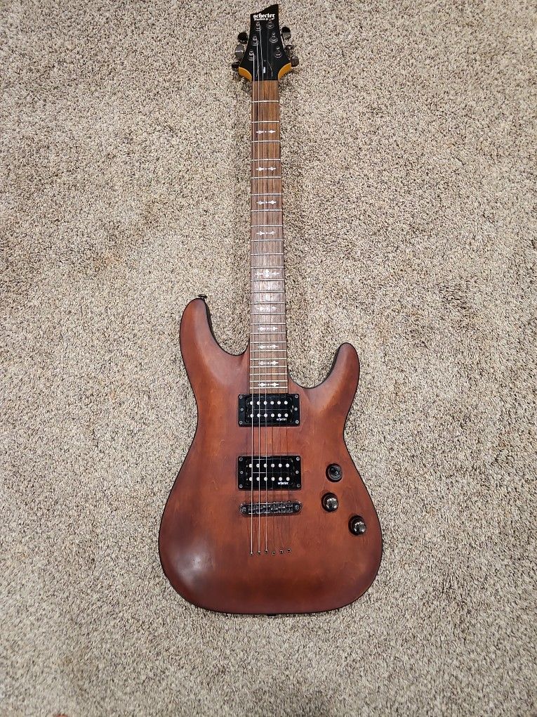 Like New Schecter Research Omen-6 w/hard case