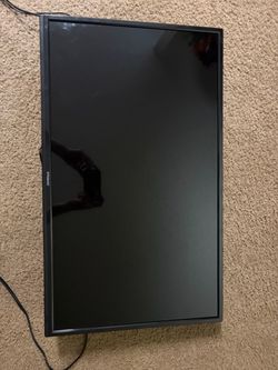 TV W/Roku & Wall Mount