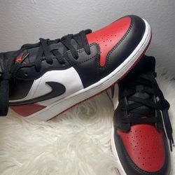Nike Air Jordan 1 Low GS Bred Toe 553560-161 Size 7Y / 8.5W Shoes