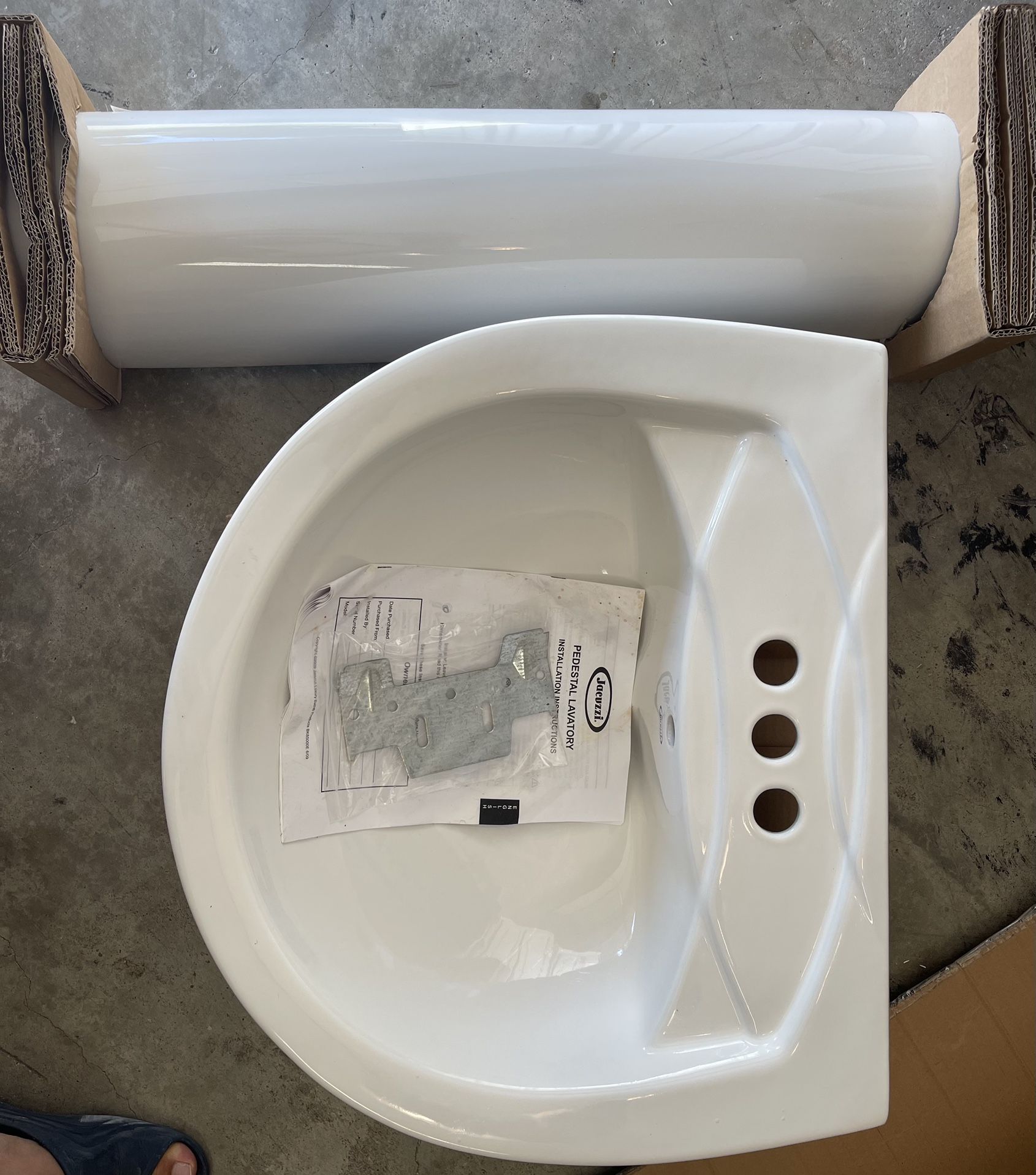 Jacuzzi Perfect white pedestal sink