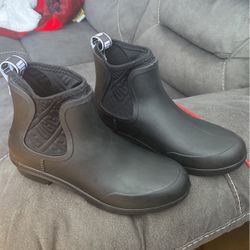 UGG Women's Chevonne Ankle Boot