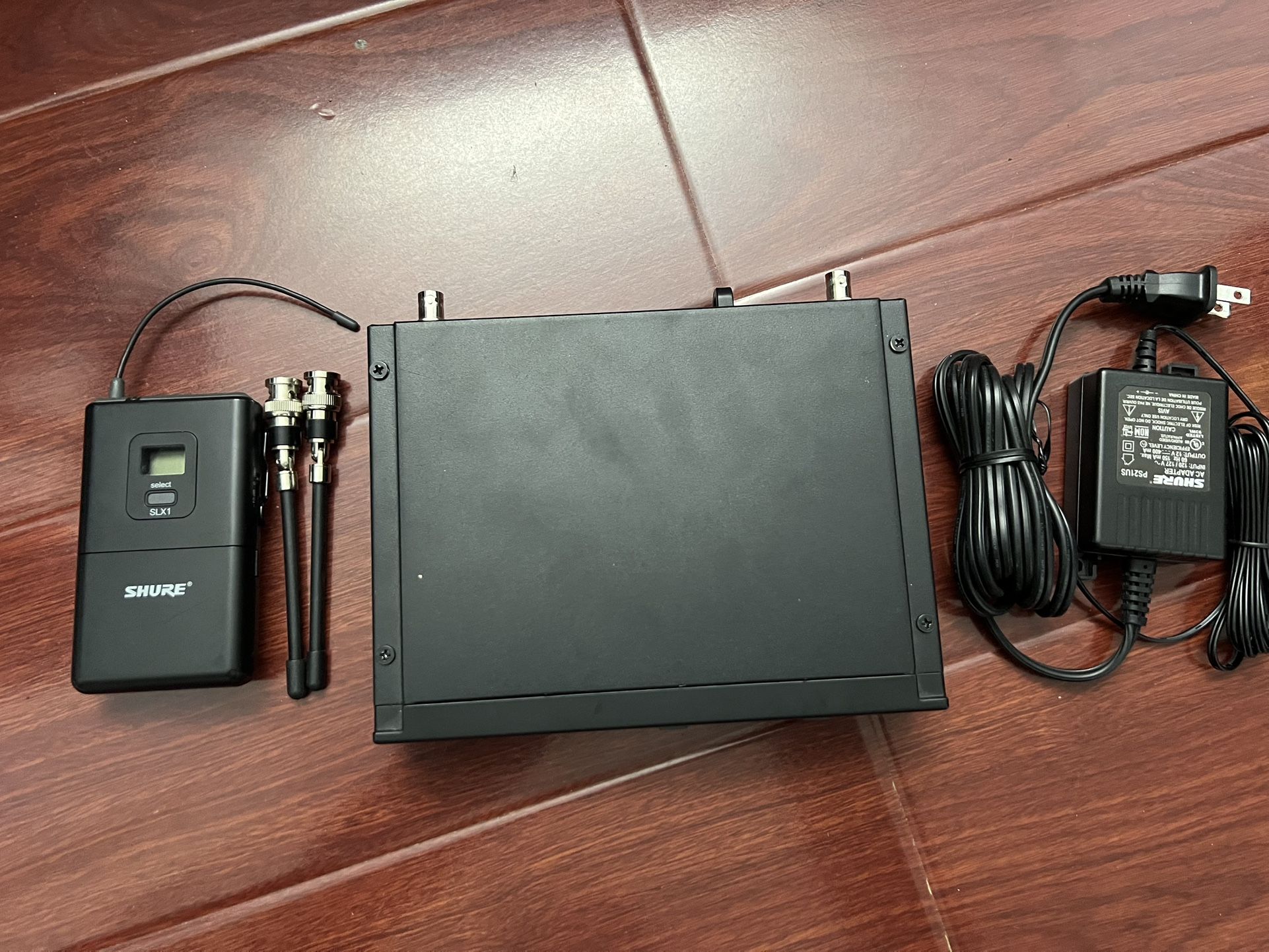 Shure SLX4 G5 Band Wireless Receiver, Lavalier Belt Clip Mic, Antennas a