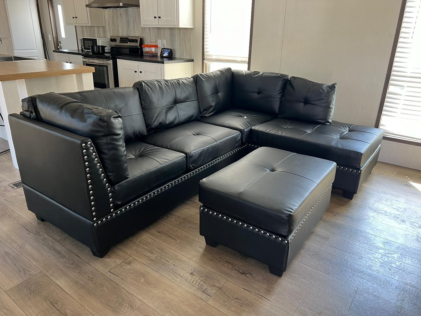 SIENNA PU BLACK SECTIONAL W/ OTTOMAN 