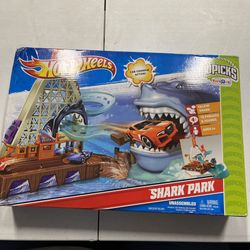 Hot Wheels Shark Park Set