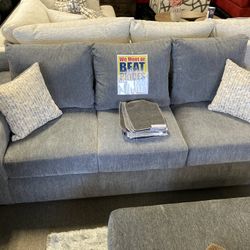 Stunning Sleeper ✨💙 Easy Financing Available ✨😊 Free Delivery 🚚 