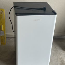 Hisense Compact Refrigerator 