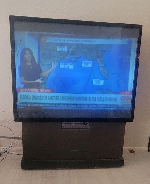 Toshiba Rear Projection TV / 59 Inch Screen