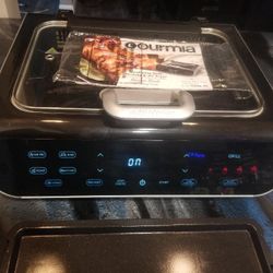 Air Fryer Perfect For Bread Or Hambergers Many Settings And Attachments Used Twice