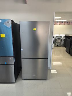 Hisense  Fridge  31x69x261/2 New 