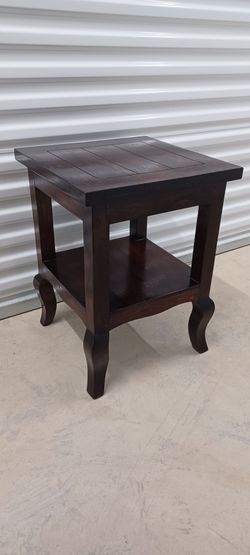 CLASSY 2 TIER TABLE  good condition
