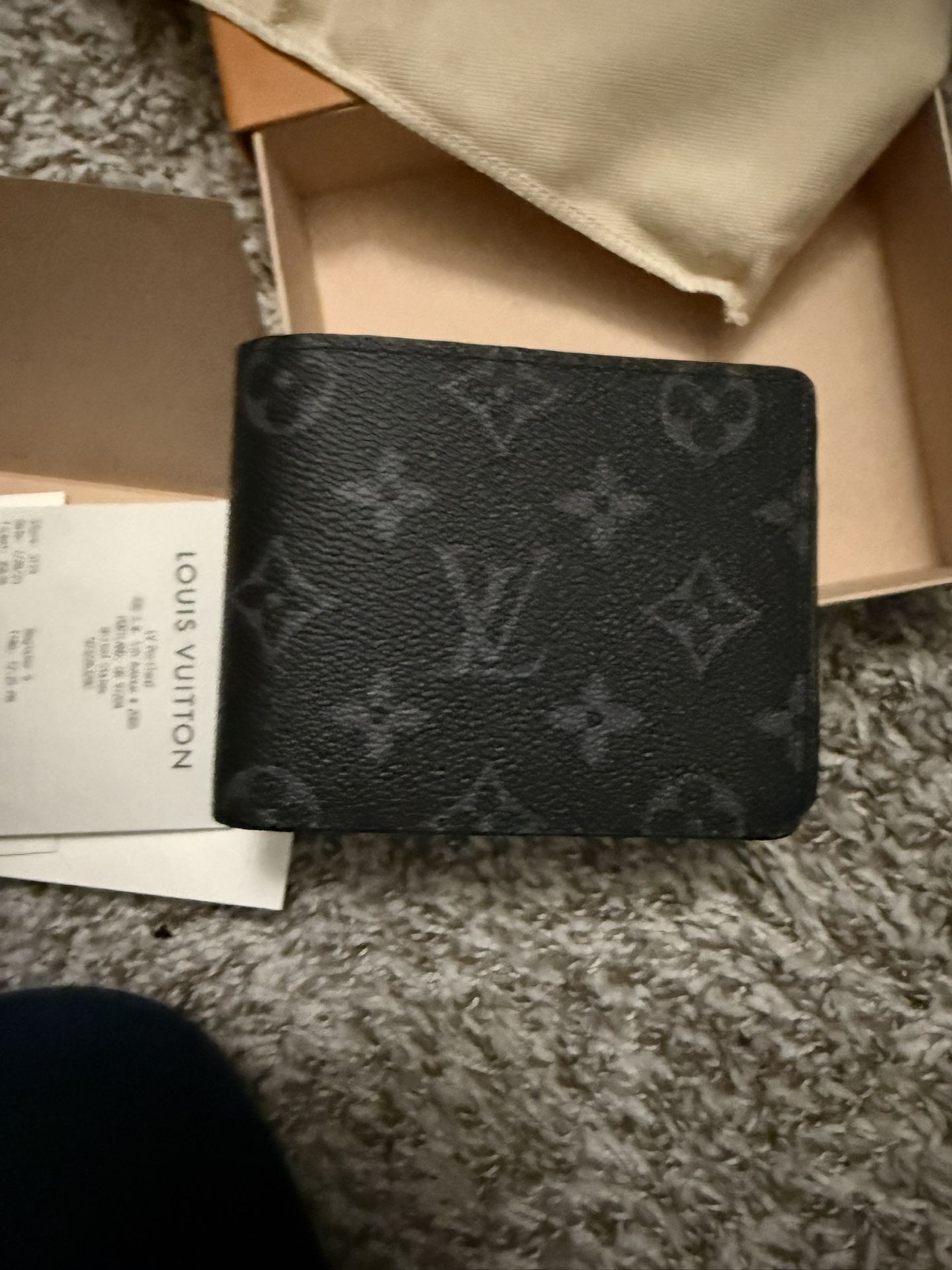 Louis Vuitton Men’s Authentic Signature Wallet