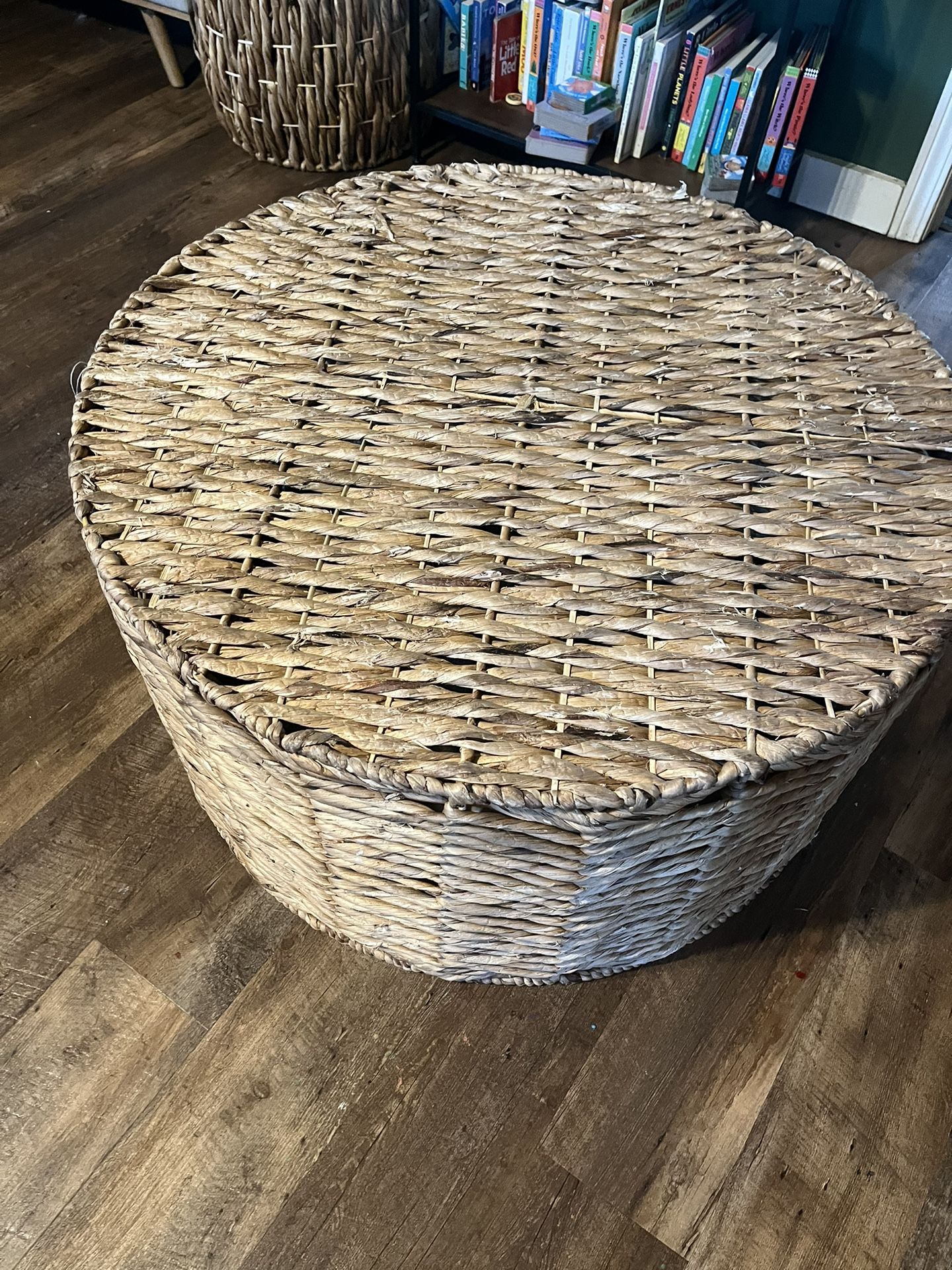Large Round rattan/seagrass Coffee table/ottoman