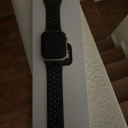 Apple Watch SE 2nd Gen 44mm – Black – Charger & Box Included