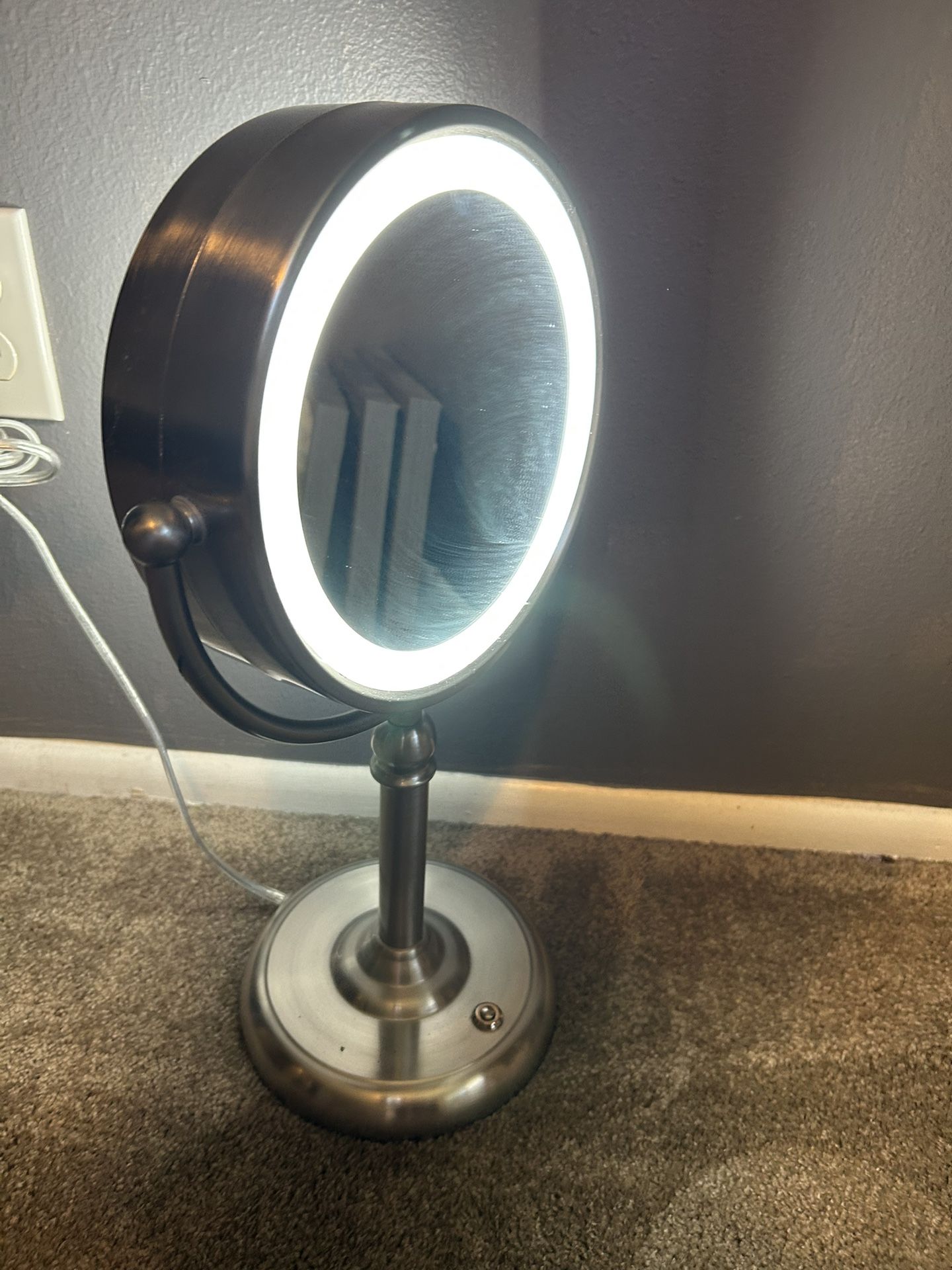 Vanity Magnifying Mirror with Light – $15