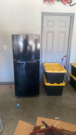Magic Chef Refrigerator $220 Or Best Offer I Only used It 2 Months.
