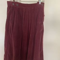 WINTER CORDUROY  CALVIN kLEIN  SkIRT. 100/100 COTTON . SIZE 12  30” W  X. 25”1/2  L. SALE IN MIAMI BEACH, FLA