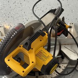 DeWalt DWS715 12" Single Bevel Compound Miter Saw 