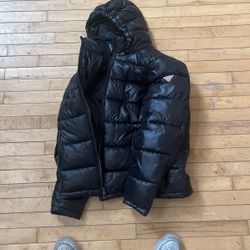 Guess puffer Jacket/ Medium