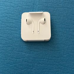 Apple EarPods (wired earbuds) - New 