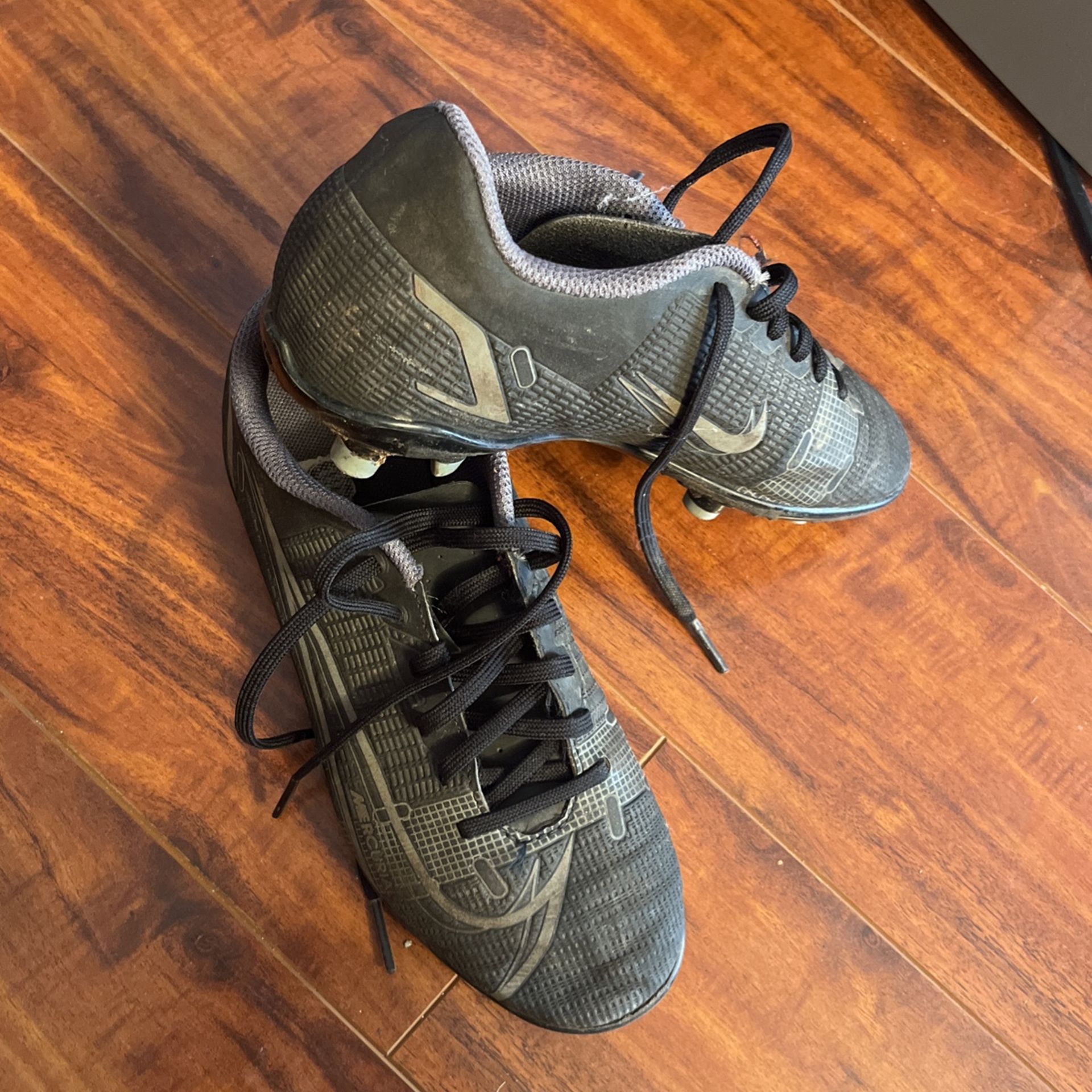 2.5Y Nike Mercurial Soccer Cleets 