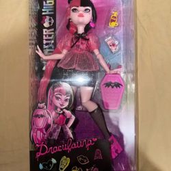 Draculara (Monster High Doll) 