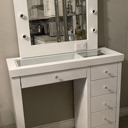 Vanity Desk With Mirror 