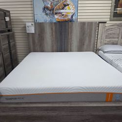 LED light Bed Frame Queen or King 🚚WE DELIVER🚚
