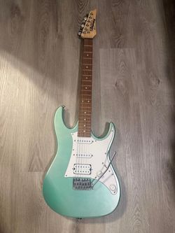 Selling an Ibanez electric guitar with a Fender Frontman 10G amplifier and cable.