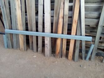 Truck bed front bulkhead header bar