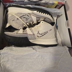 Nike Kyrie Pale Ivory 5.5y