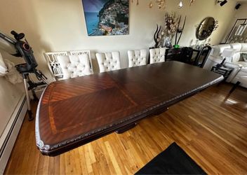 Raymour & Flanigan extendable dining room table,  6-chairs & protection pad