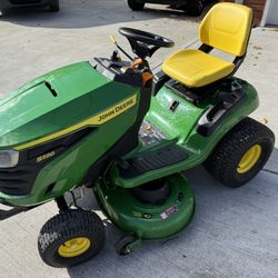 John Deere S220 Ride On Mower Tractor 