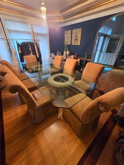 Beautiful Dining Room Set Glass Table & Chairs.