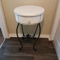 Round White Wooden Distressed Side/End Table