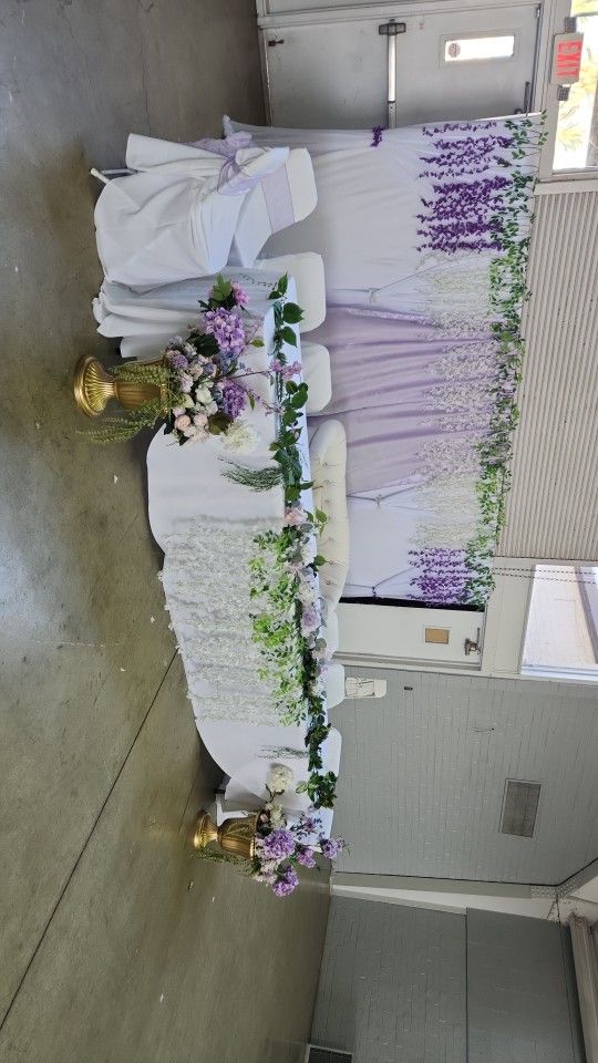 Table Cloth And Flowers Decoration 