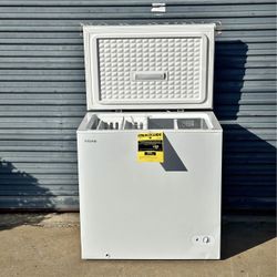 New!! Vissani 7.0 cu. ft. Manual Defrost Chest Freezer with LED Light in White Garage Ready 