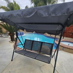 Like new patio swing. Pickup in West Murrieta