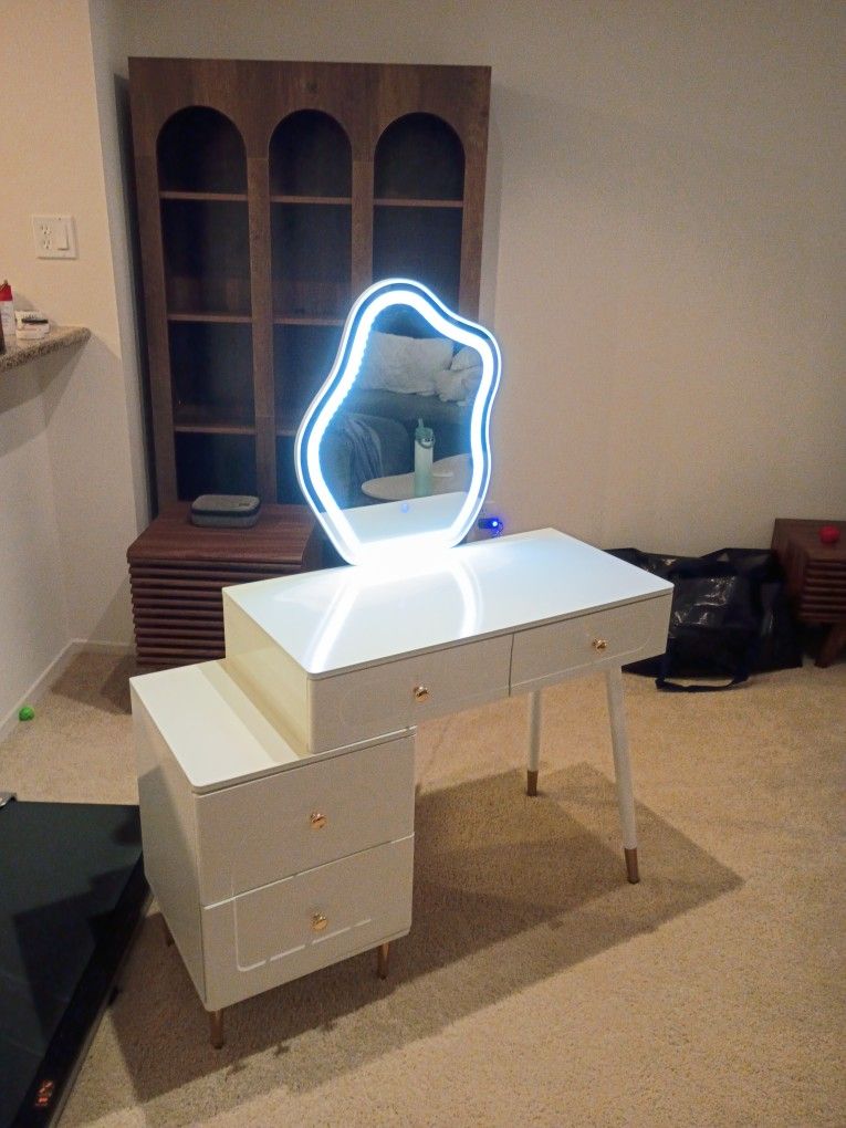 Vanity Desk Like New (With Light Mirror)