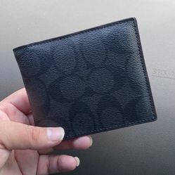 Coach wallet bought for 150$ but only asking 80 still new !